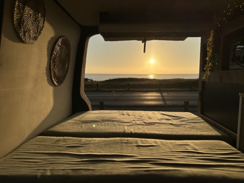 Vanlife : dormir devant un coucher de soleil